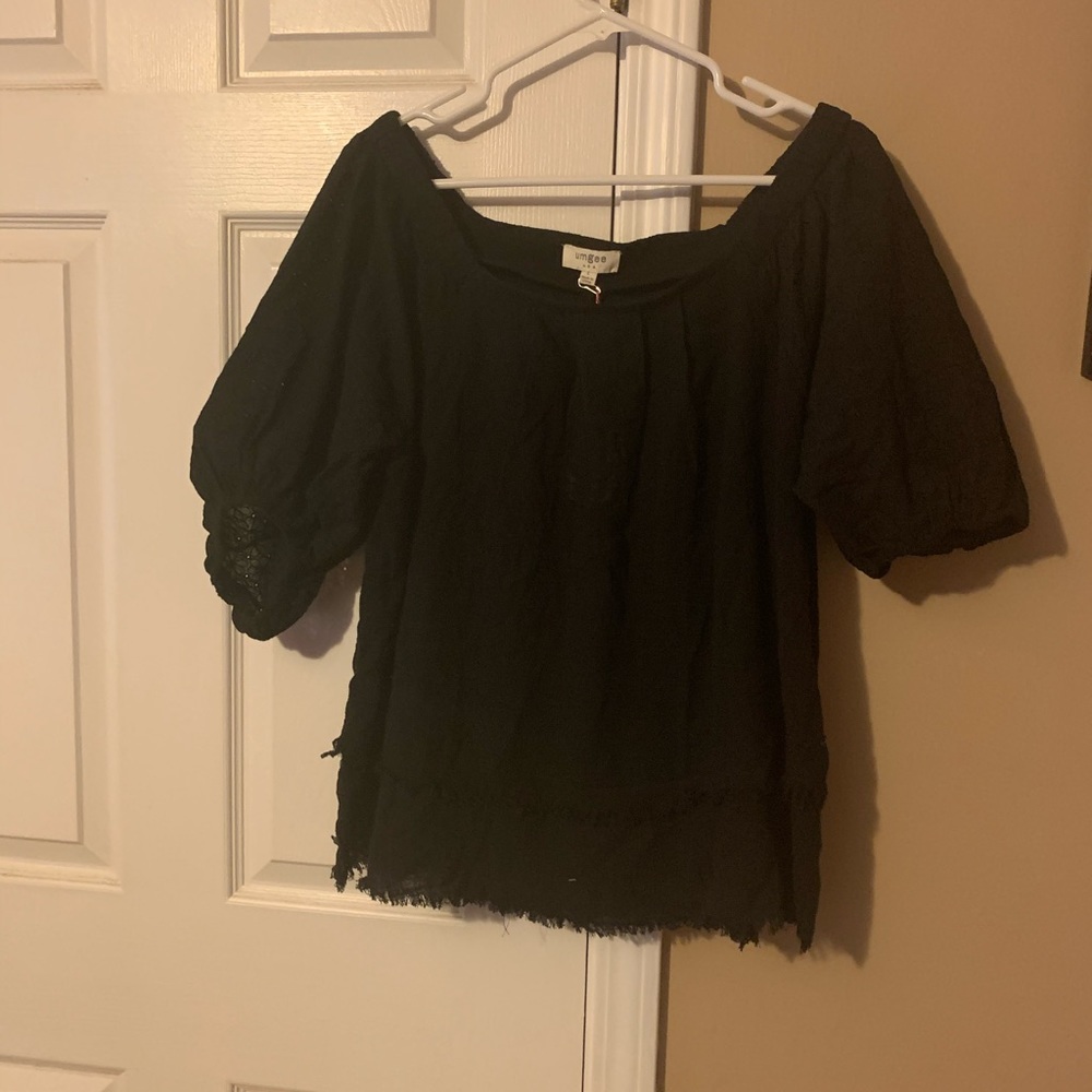 NWT L Umgee solid black top! Puffed sleeves!